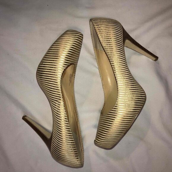Gianni Bini Gold Striped Pointed Heels Womens Shoes Size 10 - Picture 1 of 8